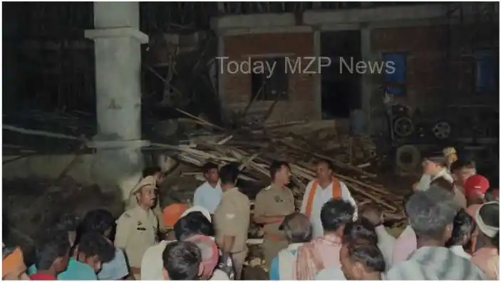 Bhadohi Breaking Shuttering fell during house casting 5 workers injured