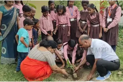 Bhadohi Told children about the importance of forests and planted trees with them