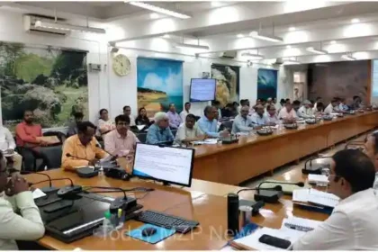 Commissioner of Vindhyachal division held a divisional review meeting