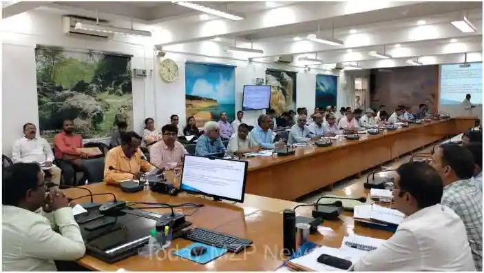 Commissioner of Vindhyachal division held a divisional review meeting