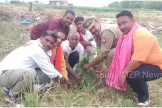 Kachhwa The station head gave the message of saving the environment by planting trees