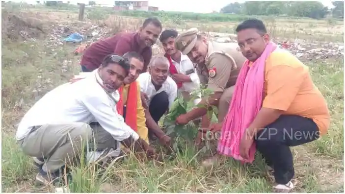 Kachhwa The station head gave the message of saving the environment by planting trees