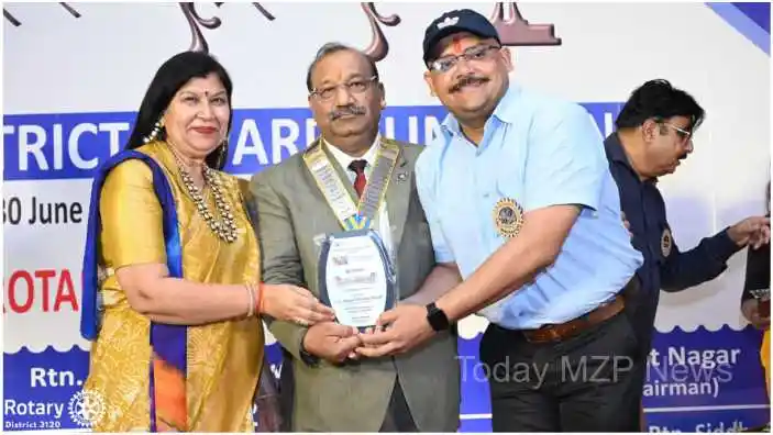 Mirzapur Best Diamond President Award was given to Rotary Club President Ro Ayush Kumar Sarraf (1)