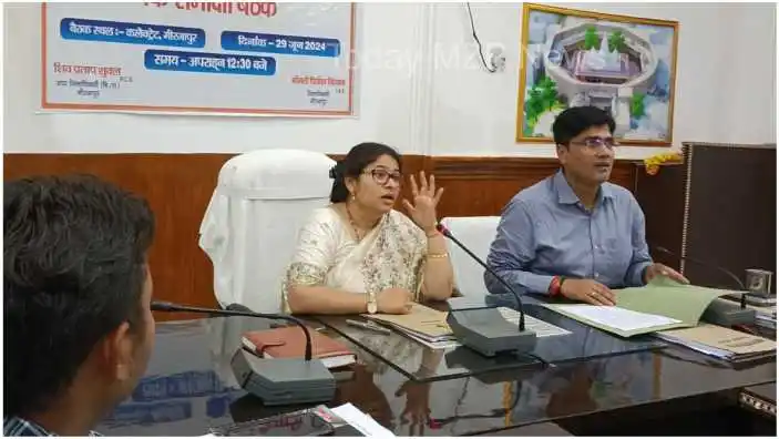 Mirzapur DM took information about flood preparations and also gave necessary guidelines