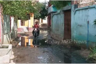 मिर्जापुर हरसिंहपुर सड़क पर बह रहे गंदे पानी से गुजरते ग्रामीण