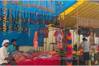 22nd July is the first Monday of Sawan, shops have started getting decorated for the Kanwarias on Baria Ghat road