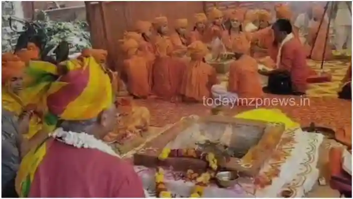 A huge crowd of devotees gathered at Om Namah Shivaya Ashram situated on the banks of Yamuna in Prayagraj