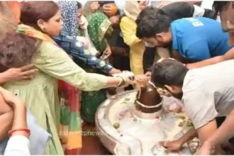 A huge crowd of devotees gathered at the new Vishwanath temple of BHU