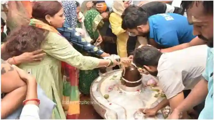 A huge crowd of devotees gathered at the new Vishwanath temple of BHU