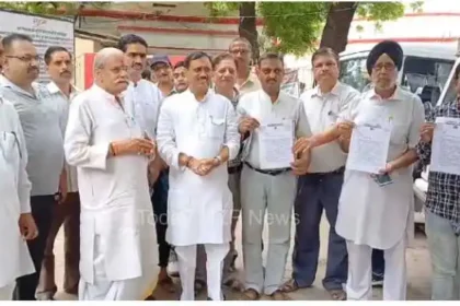 A memorandum was submitted to the DM regarding various problems of the district under the banner of Rashtravadi Manch