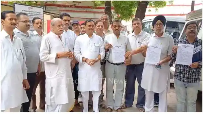 A memorandum was submitted to the DM regarding various problems of the district under the banner of Rashtravadi Manch