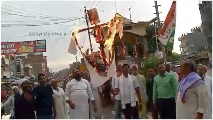 An effigy of former Union Minister Anurag Thakur was burnt in Mirzapur