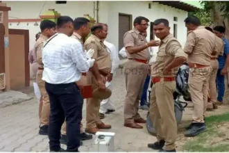 An old dead body of a person was found from a house in Balipur of Thana Gyanpur area