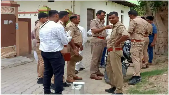 An old dead body of a person was found from a house in Balipur of Thana Gyanpur area