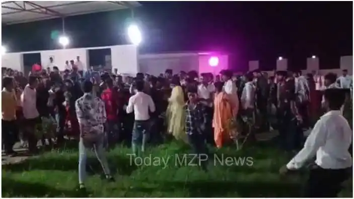 Bareilly Fierce fighting broke out between two parties during a wedding ceremony