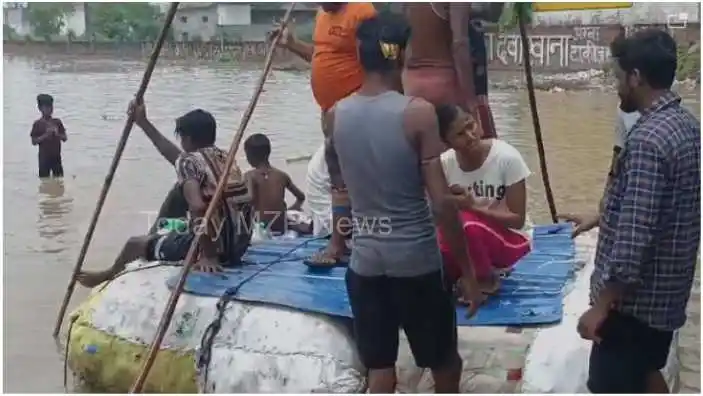 Bareilly News Made a boat out of empty water bottles