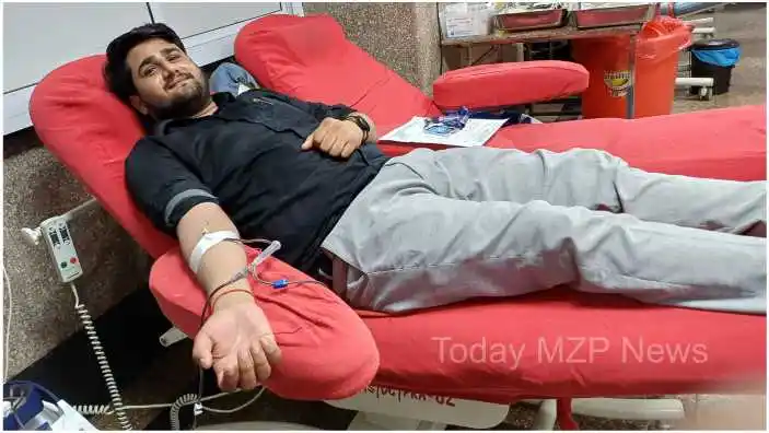 Bhadohi Inspiring story of a young journalist who has been donating blood for 10 years