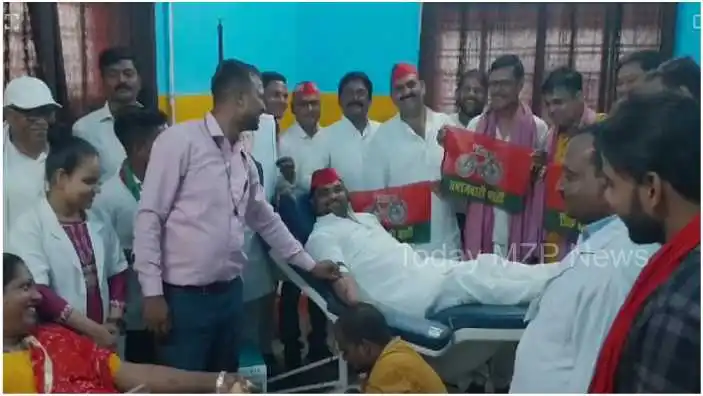 Blood donation was done at District Maharaj Chet Singh District Hospital on Akhilesh Yadav's birthday