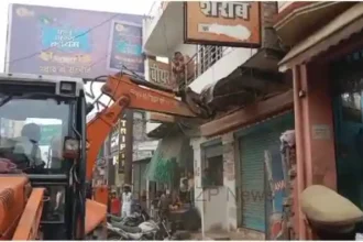 Bulldozers run on those illegally encroaching on Jaunpur roads