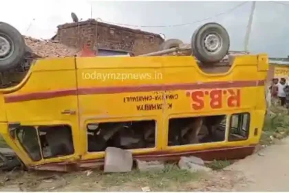 Chandauli School vehicle carrying children from school to home overturned in a roadside ditch