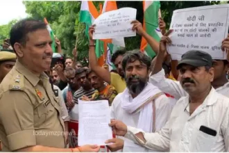 Demonstration of e-rickshaw drivers in Varanasi