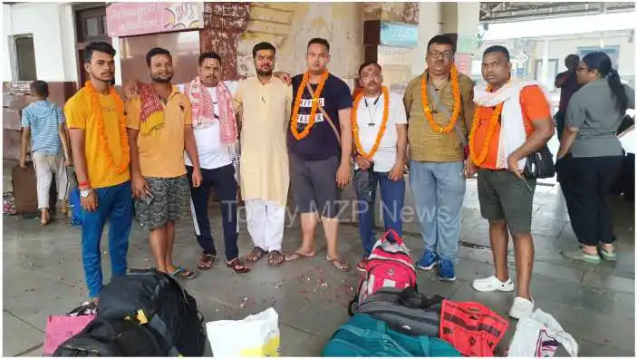 Devotees going to Amarnath Yatra were welcomed with flower showers at the railway station