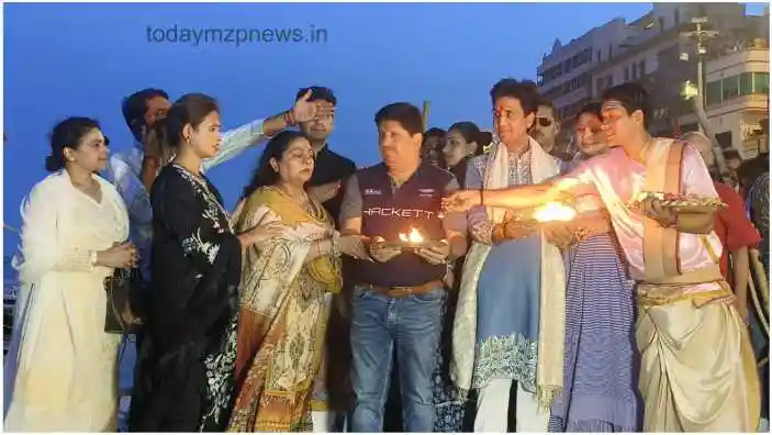 Famous poet Kumar Vishwas arrived with his family to see the famous Ganga Aarti of Kashi