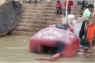 Ganga is rising rapidly in Varanasi 84 ghats of Kashi are disconnected