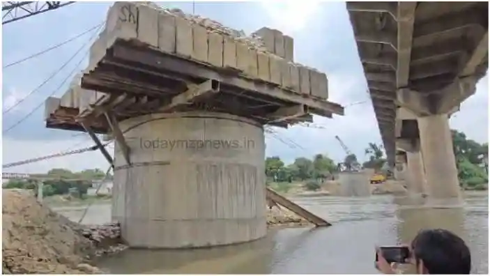 Jaunpur Panic due to crooked pillar during the construction of Shastri bridge