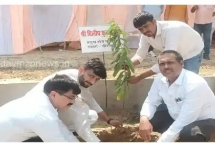 Kachhwa Block Pramukh planted trees in Sarnath Dham premises