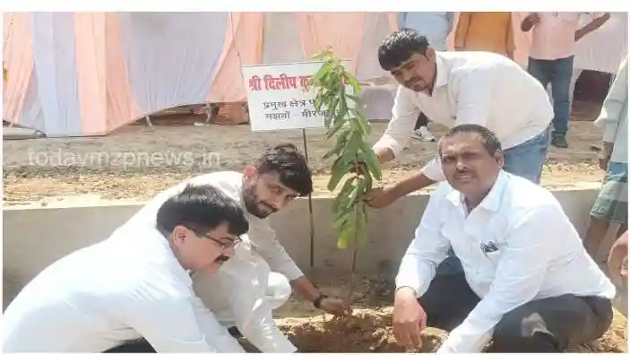 Kachhwa Block Pramukh planted trees in Sarnath Dham premises