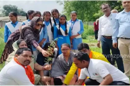 Kachhwa EO planted saplings with the target of four thousand shady plants