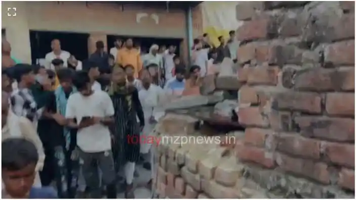 Kannauj Tajia procession balcony of a house collapsed more than two dozen people injured