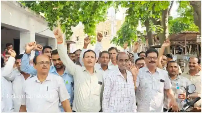 Machhlishahr Jaunpur Machhlishahr advocates are angry with the SDM indecent behavior