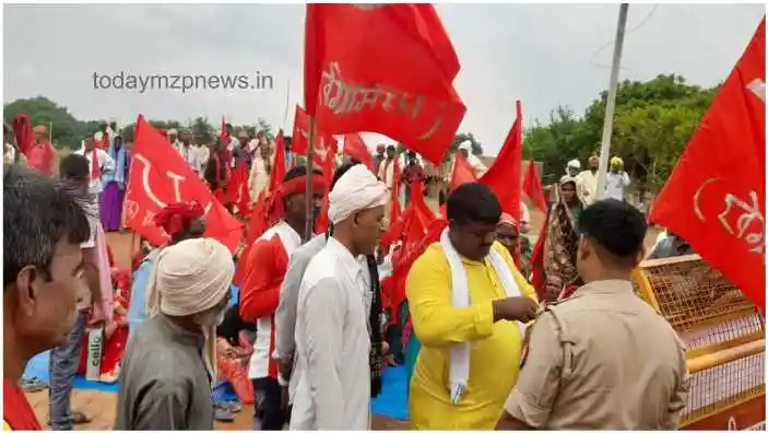 Madihan Rajgarh CPI ML gheraoed the police station for not registering a murder case