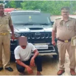 Mirzapur A youth who supplied liquor by changing the number plate of a stolen Scorpio was arrested