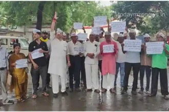 Mirzapur AAP protested at DM office regarding problems in health department