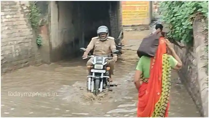 Mirzapur After the rain, water started filling in the railway underpass