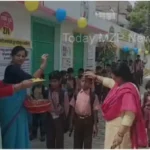 Mirzapur All the students who reached the school on the first day were welcomed in this way