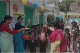 Mirzapur All the students who reached the school on the first day were welcomed in this way