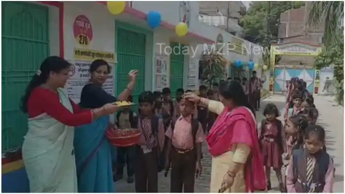 Mirzapur All the students who reached the school on the first day were welcomed in this way