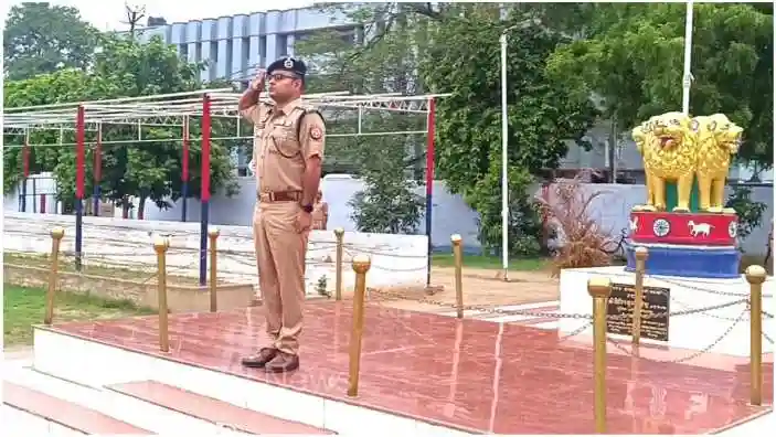 Mirzapur Along with taking the salute of the parade SP made the policemen run to stay healthy