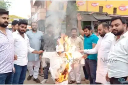 Mirzapur Bhaj Yuva Morcha burns effigy of Rahul Gandhi for calling Hindu society violent