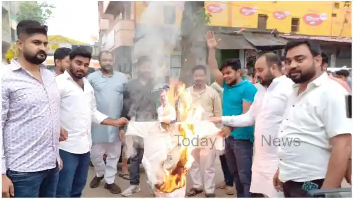 Mirzapur Bhaj Yuva Morcha burns effigy of Rahul Gandhi for calling Hindu society violent