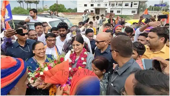 Mirzapur Breaking Anupriya Patel gets a warm welcome on reaching Mirzapur