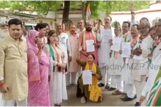 Mirzapur Congress protests at district headquarters submits memorandum to DM