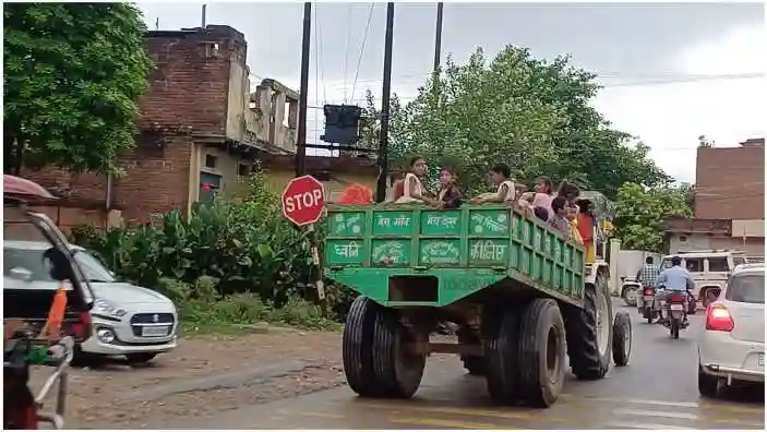 Mirzapur Despite the state government ban the journey of death on tractor trolleys continues