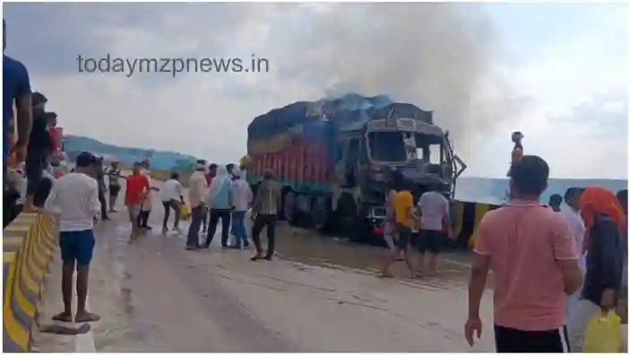 Mirzapur Drummondganj truck caught fire due to short circuit truck owner injured