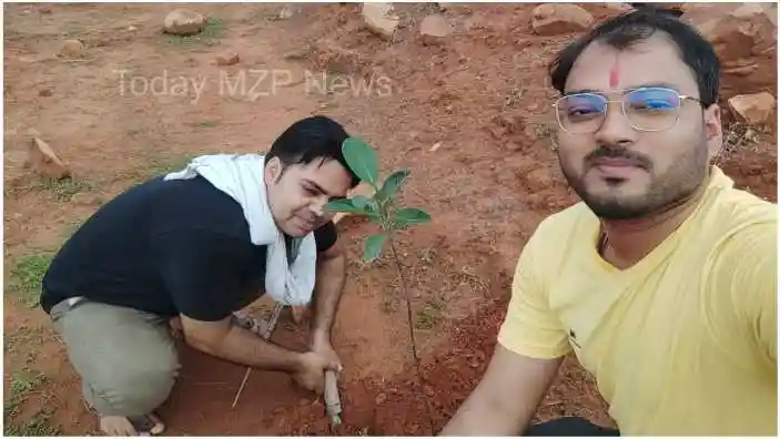 Mirzapur NEWS Vikas Mishra a member of Shri Sai Parivar Seva Organisation, planted a tree on his birthday