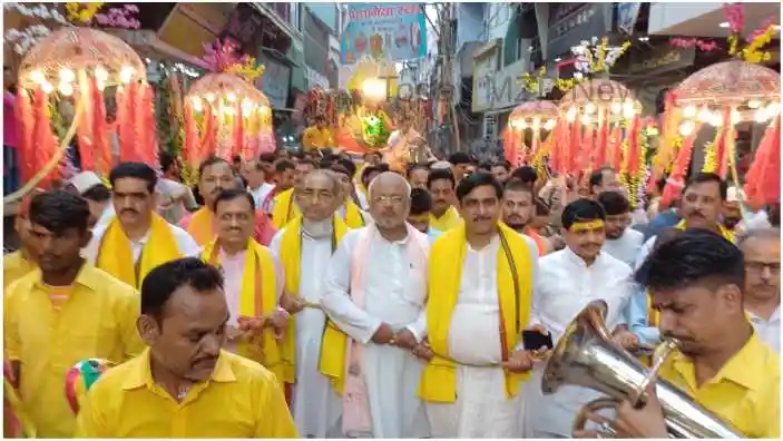 Mirzapur News Along with touring the city, Lord Jagannath is giving darshan to devotees sitting at home